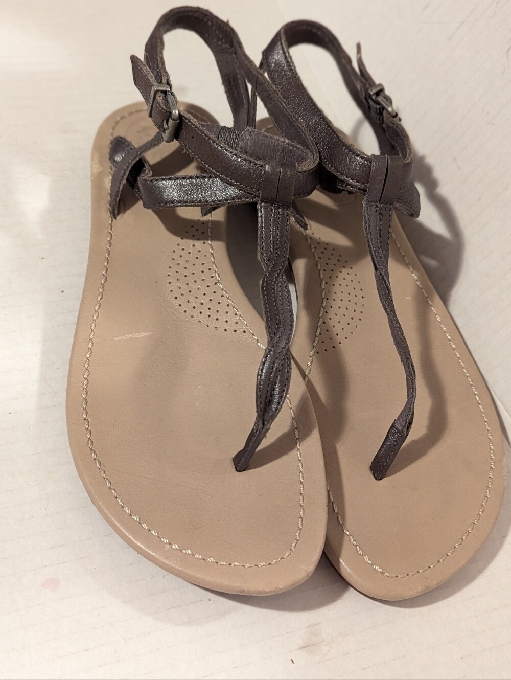 UGG NWOT Kennaria  Charcoal Sandal Gray T Strap Leather  Size 8 Braided Thong - Picture 3 of 9